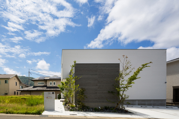 家族だけの空が見える、キューブ型ハウス