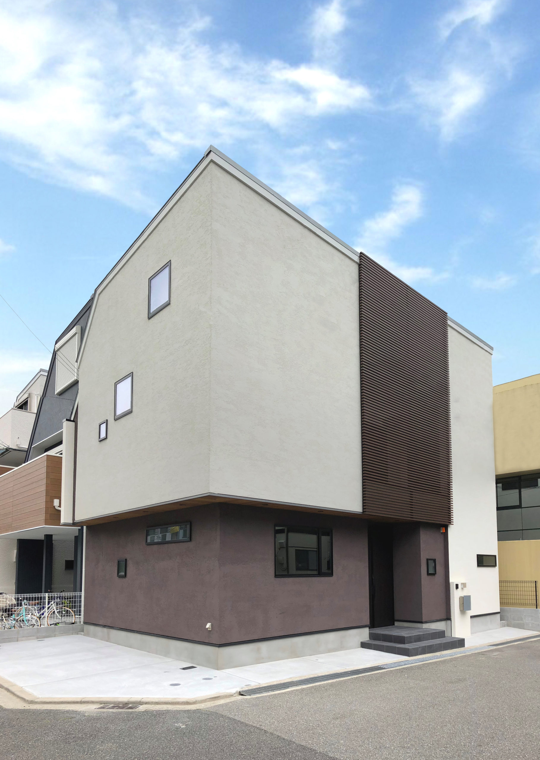 大きな窓から光が降り注ぐ、迫力あるリビングハウス