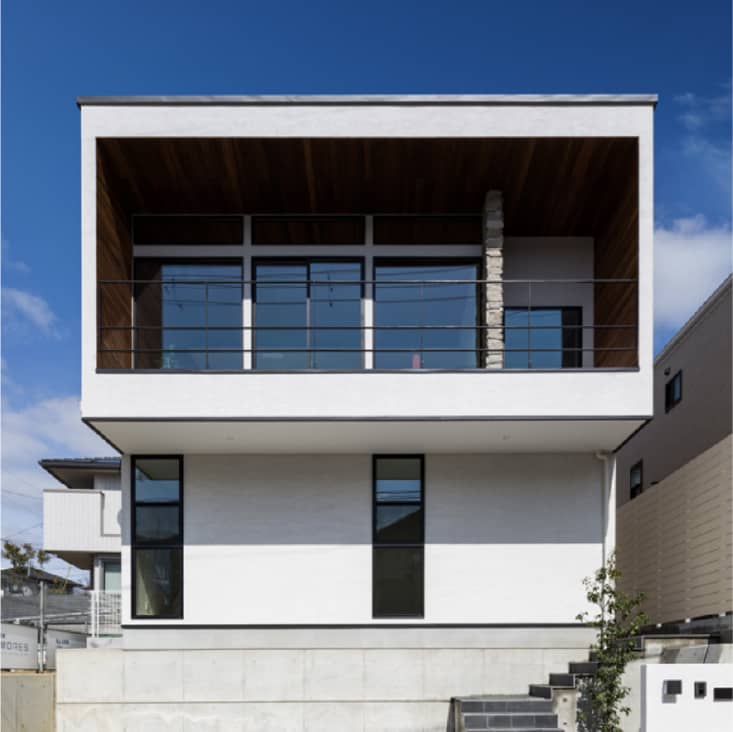 空からの光を浴びる家